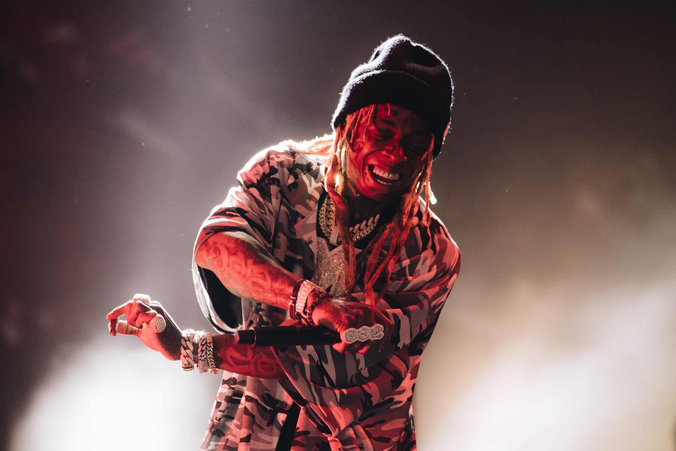 The security guard that accused Lil Wayne of pulling a gun out on him now wants to press charges after previously stating he didn't.