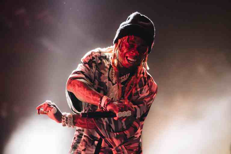 The security guard that accused Lil Wayne of pulling a gun out on him now wants to press charges after previously stating he didn't.