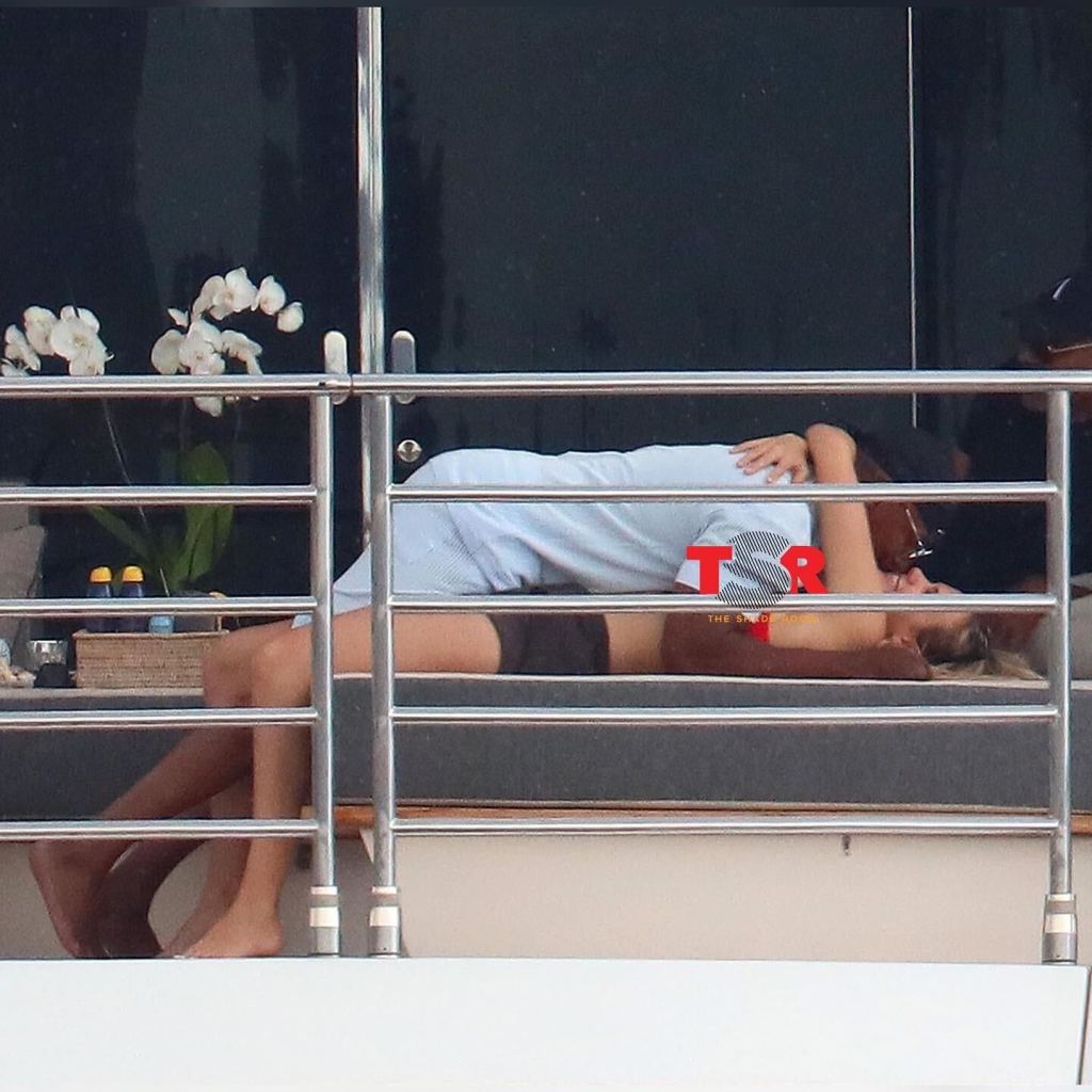 Jamie Foxx was seemingly making his own movie in Cannes, starring the actor getting hot and steamy with a petite blonde woman.